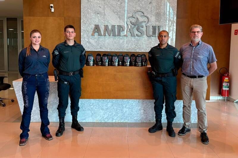 Ampasul colabora com a Polícia Militar e doa braçadeiras para militares da Força Tática