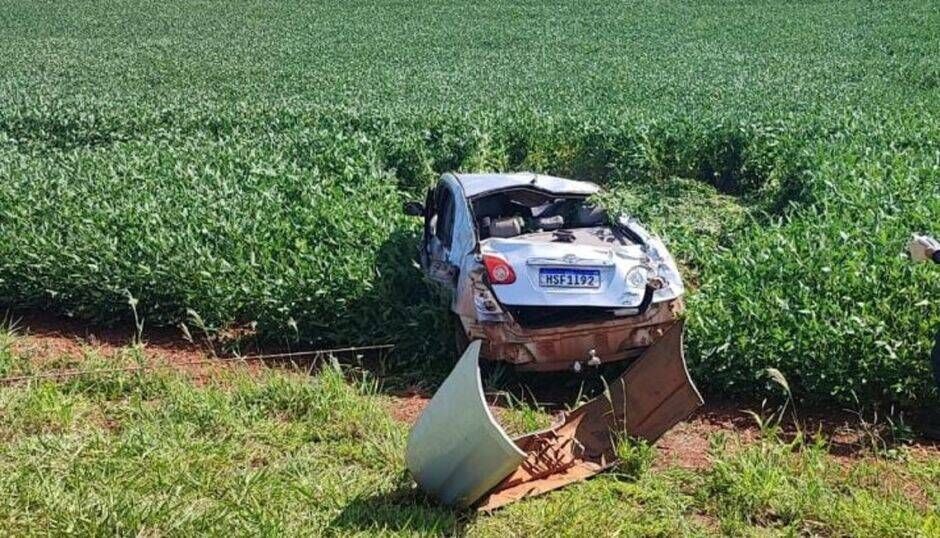 Ao tentar desviar de buraco, carro capota e família sai ilesa em acidente na MS-386
