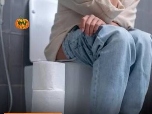 Após 30 minutos sentado no vaso com celular homem teve paralisia nas pernas