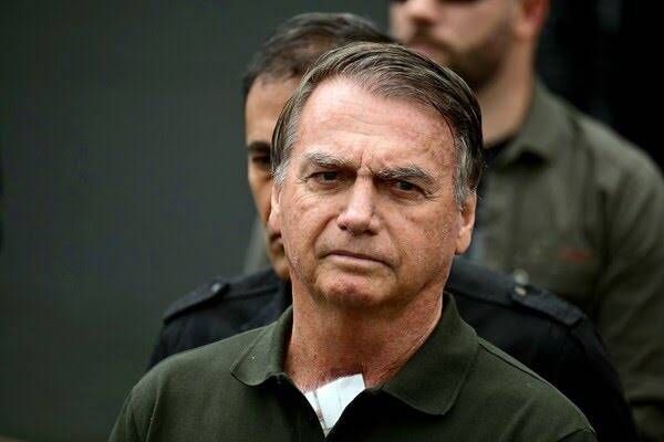 Bolsonaro foi transferido da Superintendência da Polícia Federal no DF para a Papudinha, diz STF