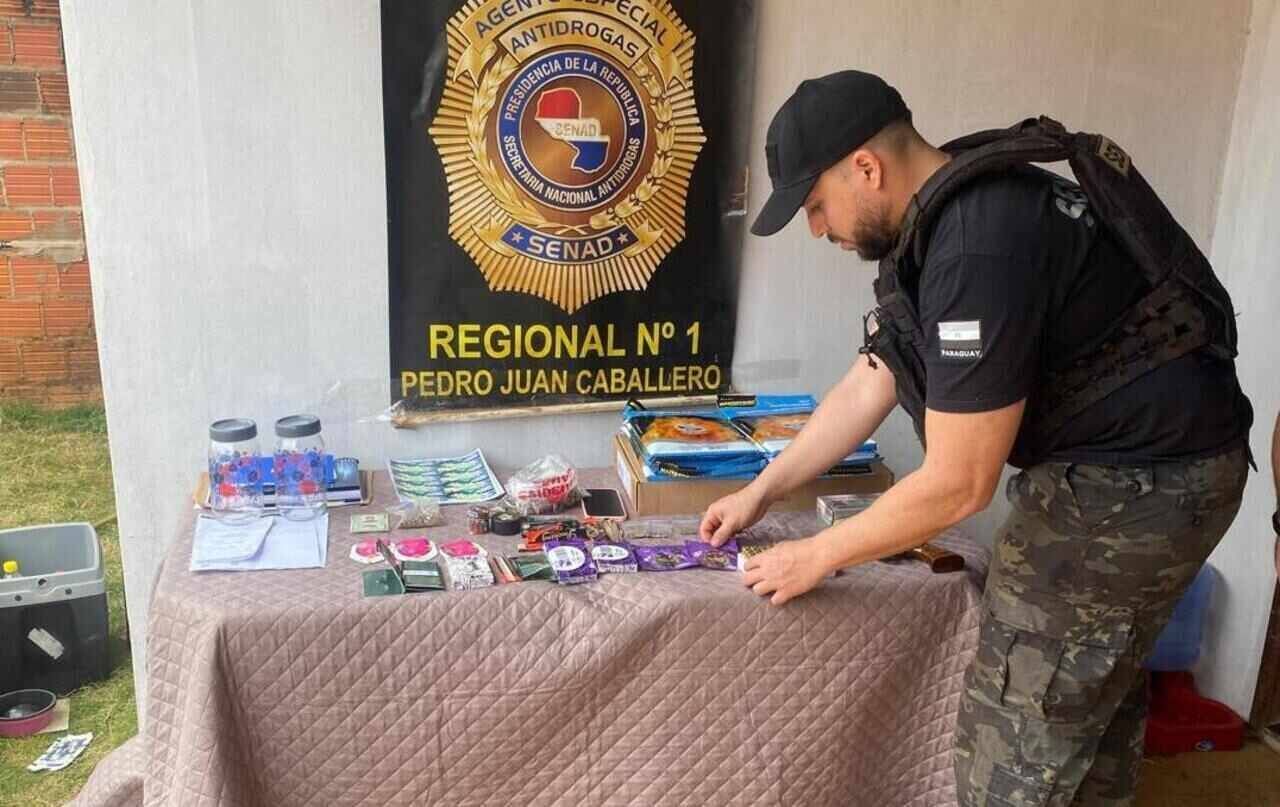 Brasileira de 19 anos que comandava 'boca de fumo' na fronteira com MS é presa