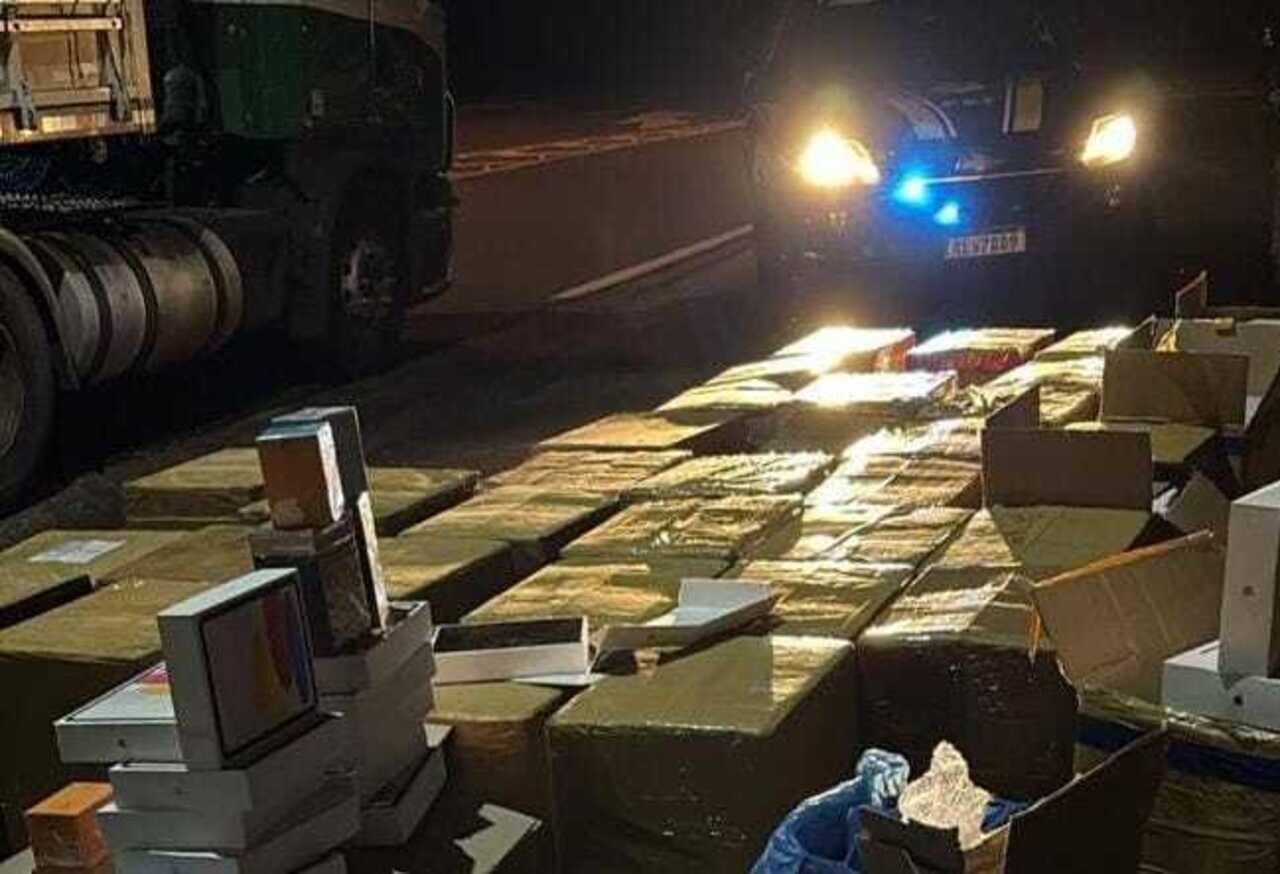 Carga de contrabando de iPhones avaliada em R$ 22 milhões é encontrada escondida em meio à sucata