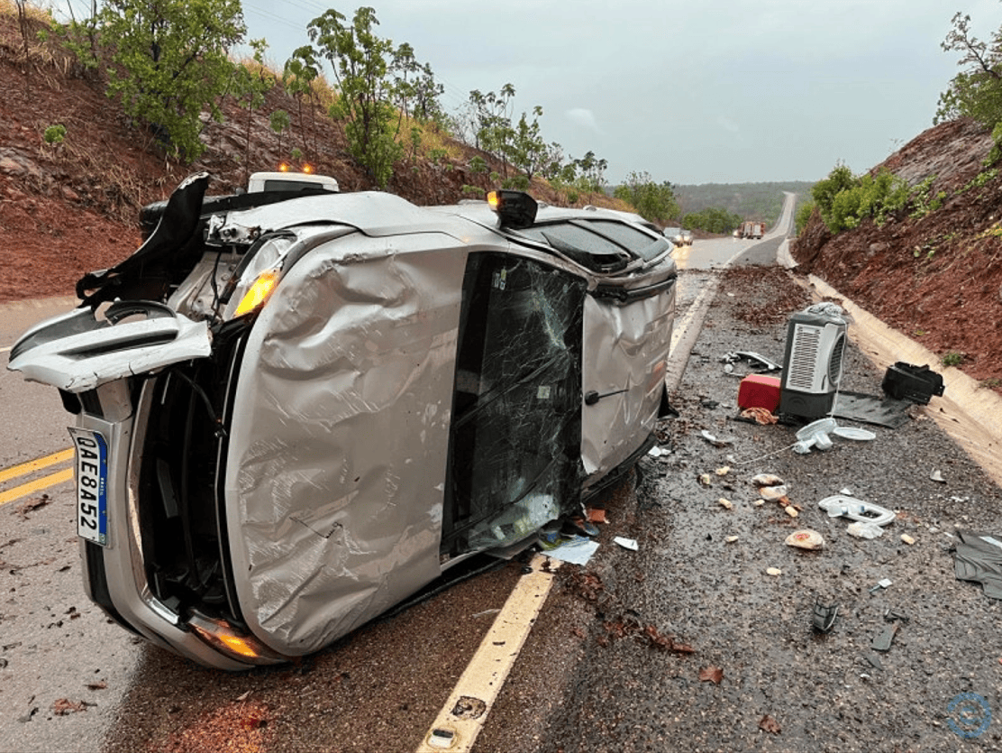 Carro capota e deixa 3 pessoas feridas na BR-359, entre Coxim e Alcinópolis