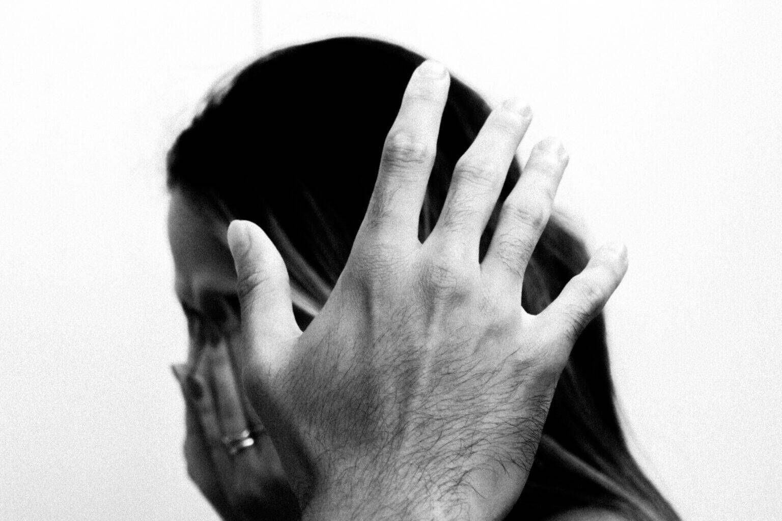 Criança aciona a polícia ao ver mãe sendo agredida pelo padrasto em Costa Rica