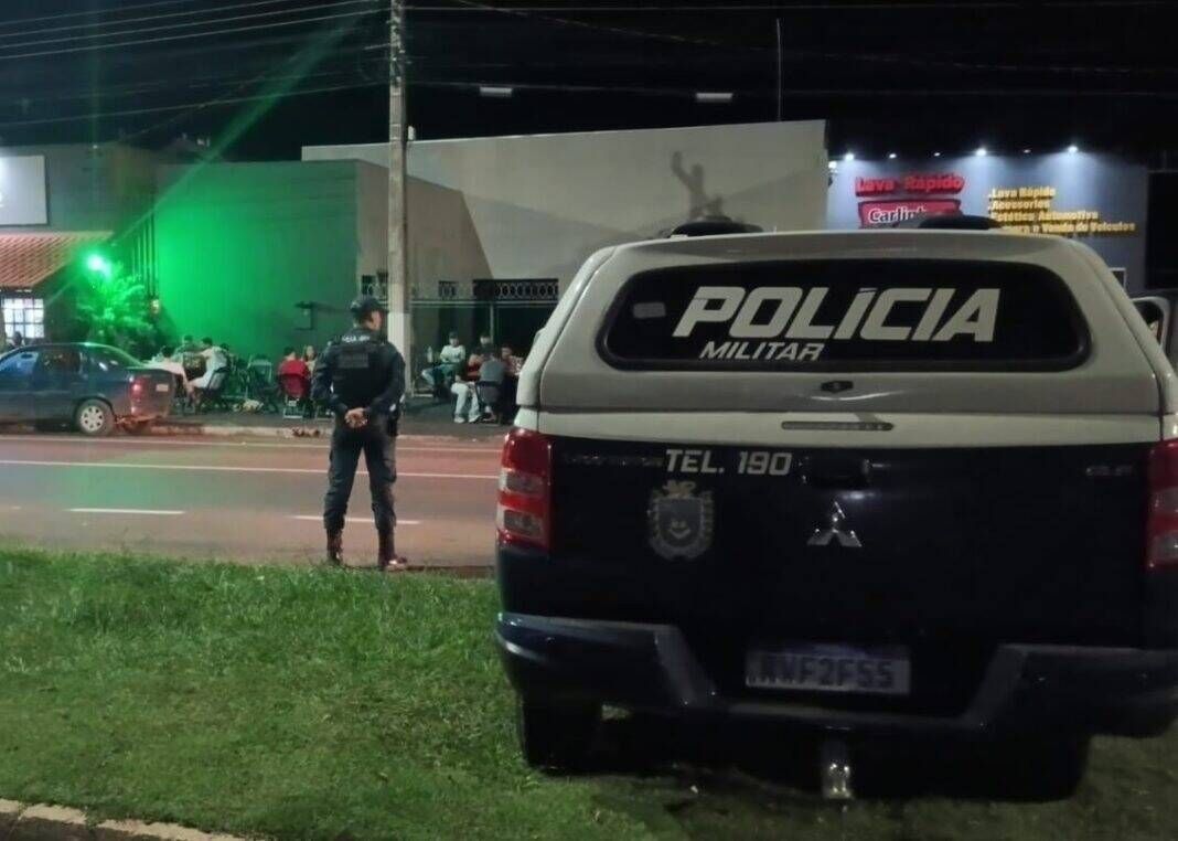 Em Costa Rica homem armado com faca é preso ao ameaçar clientes e funcionários