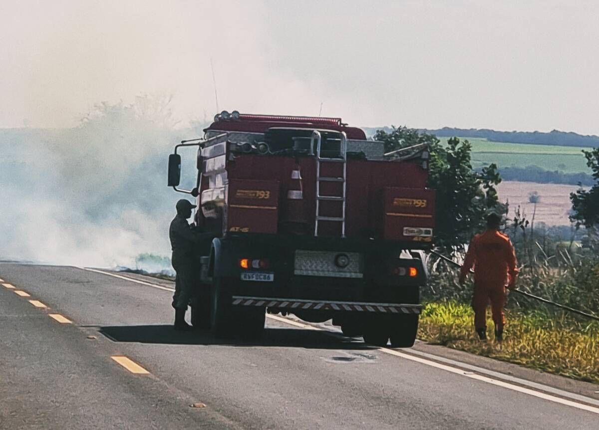 Foco de incêndio agora em Costa Rica, MS, na saída para Figueirão, MS.