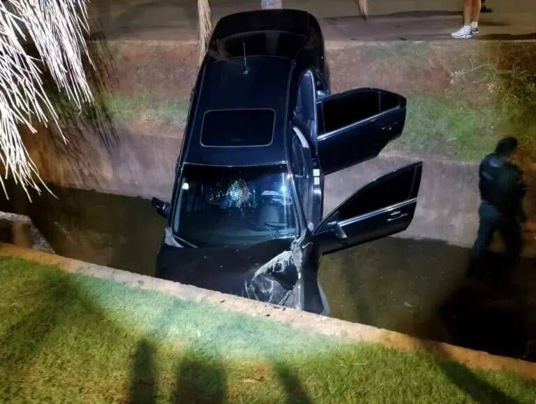 Ford Fusion cai em córrego ao desviar de carro parado na via em Chapadão do Sul, MS