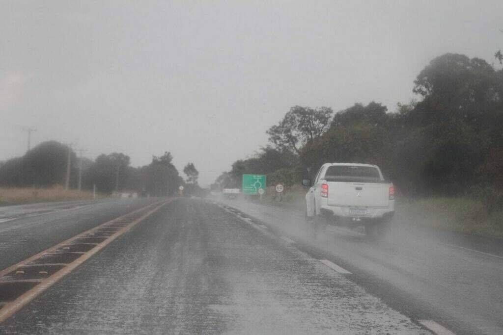 Frente fria avança e pode trazer tempestades nesta segunda-feira ao Estado