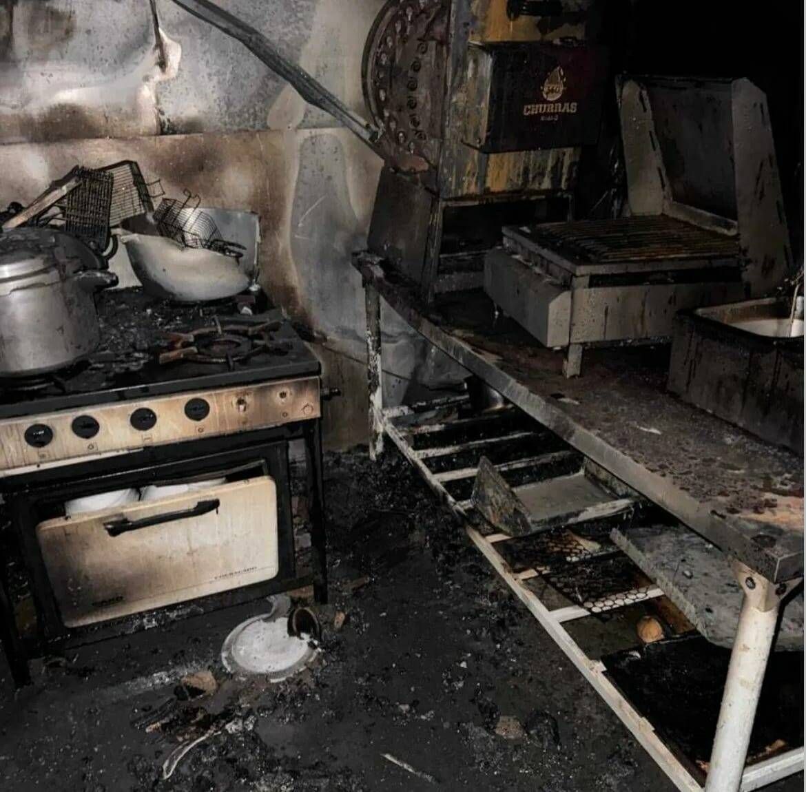 Incêndio atinge cozinha de restaurante e lanchonete na madrugada em Costa Rica, MS
