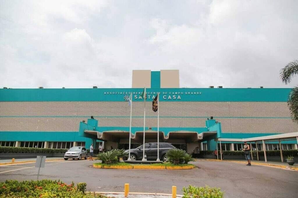 Jovem é baleado na varanda de casa e socorrido em estado grave