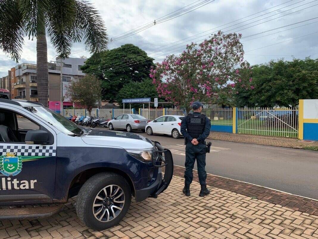 Jovem com mandado de prisão por tráfico de drogas foi preso no Centro de Chapadão do Sul
