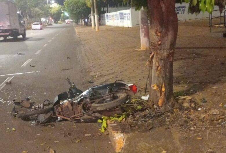 Jovem de 27 anos morre ao colidir moto em árvore em Dourados