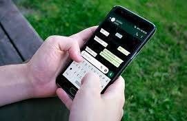 MARIDO agride mulher por mensagem no celular e foge antes da chegada da PM.