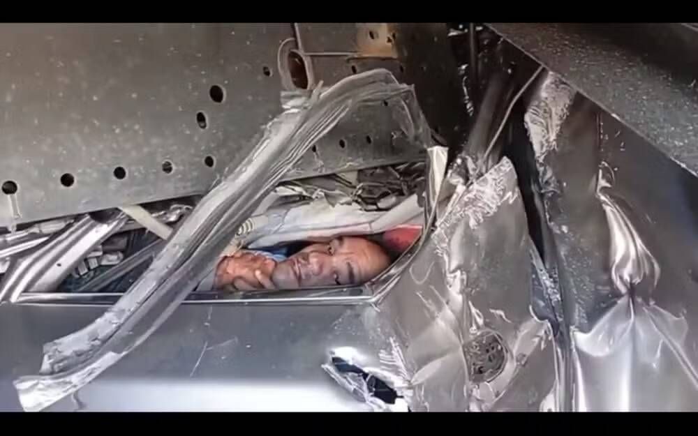 Milagre na estrada: Pai de família fica preso entre ferragens de carro esmagado por caminhão