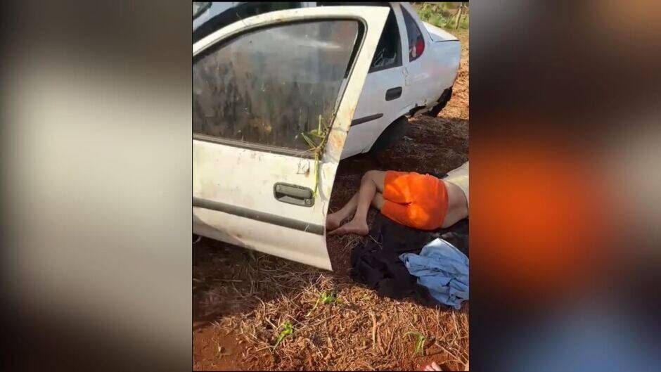Motorista desgoverna carro em rotatória e capota carro várias vezes em Dourados, MS. (VÍDEO)