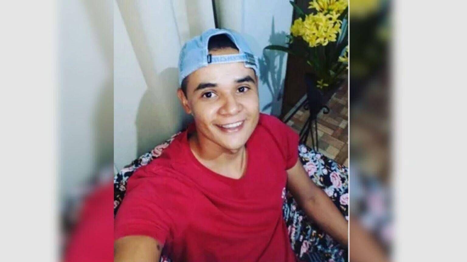 Motorista morre após caminhão carregado com ração cair em ribanceira na MS-430