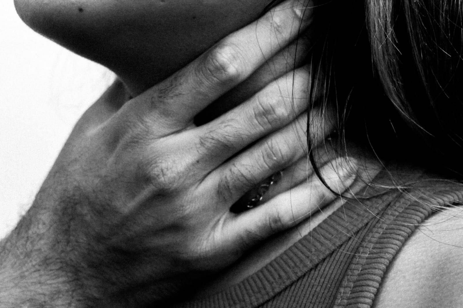 Mulher acorda com gritos de socorro de vizinha estrangulada pelo marido em MS