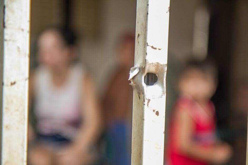 Mulher é atingida por bala perdida dentro de carro com bebê recém-nascido