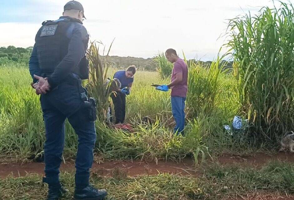 Mulher encontrada morta em matagal teria passado o dia bebendo com o marido, diz mãe da vítima