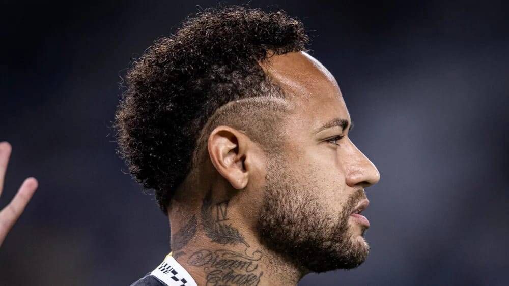 Neymar comemora 15 anos de Seleção Brasileira e publica homenagem da CBF