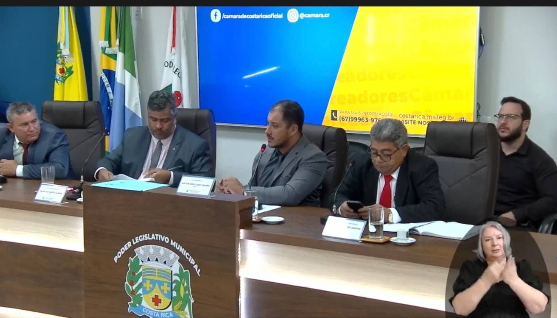 Artur Baird, presidente da Câmara Municipal de Costa Rica, e legislativo em ação.