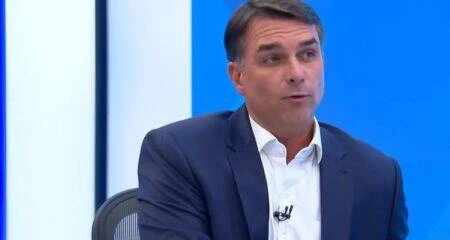 O senador Flávio Bolsonaro (PL) deixou o Brasil nesta terça-feira (27) com a esposa e as duas filhas após a derrota para Luiz Inácio Lula da Silva (PT)