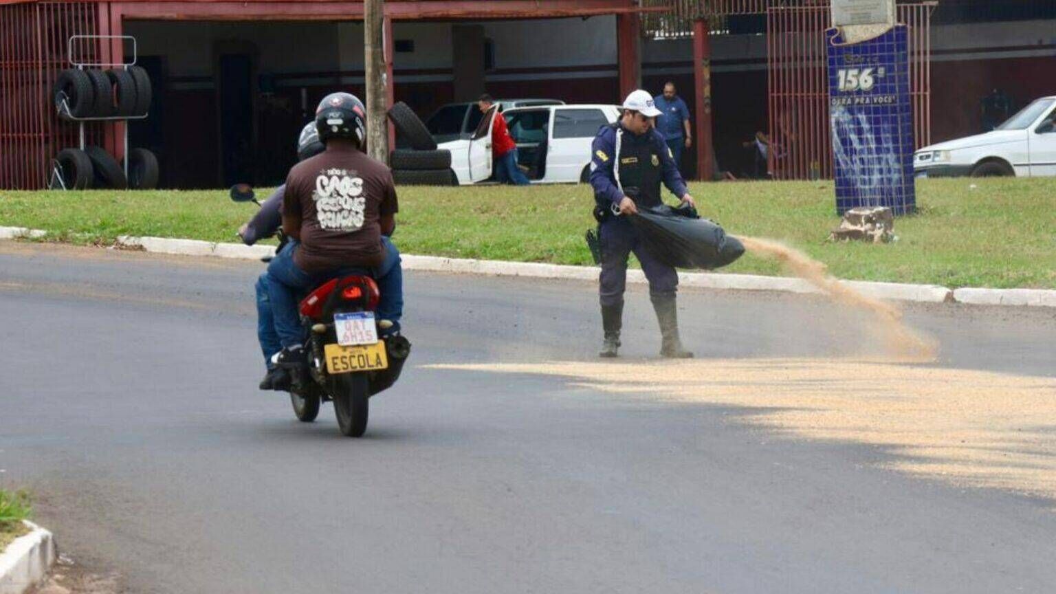 Óleo derrubado na pista faz 'stricke' de motociclistas na rotatória da Euler de Azevedo