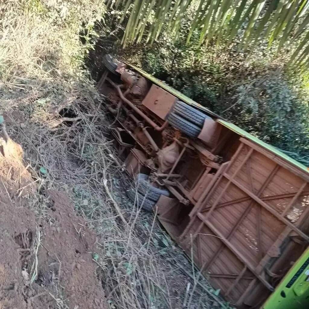 Ônibus com passageiros tomba e mobiliza resgate na região rural de Ribas do Rio Pardo