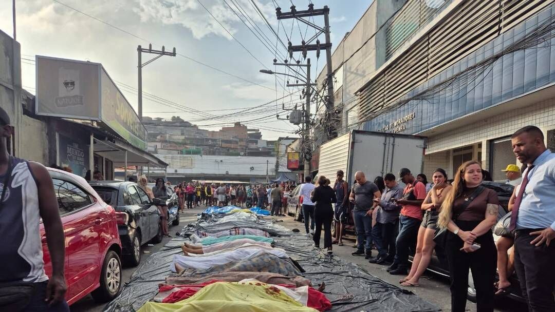 Pelo menos 55 corpos são levados por moradores para praça na Penha; mortes não constam do balanço oficial