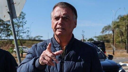 Perícia em pen drive apreendido em banheiro de Bolsonaro é concluída; conteúdo é irrelevante.