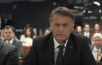 PF deixa casa de Bolsonaro após 2 horas de buscas.