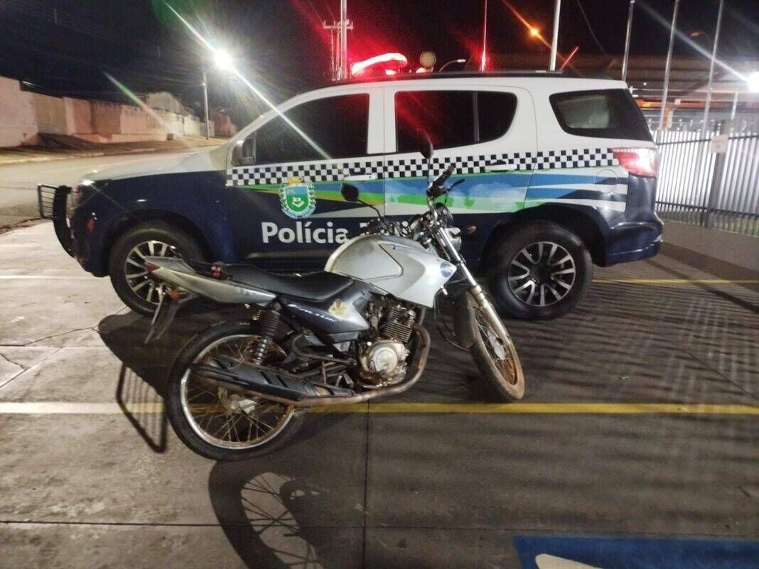 PM de Costa Rica recupera motocicleta furtada e prende um autor e apreende adolescente em flagrante