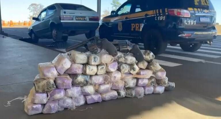 PRF apreende 12,9 kg de cocaína e duas armas de fogo em Paranaíba