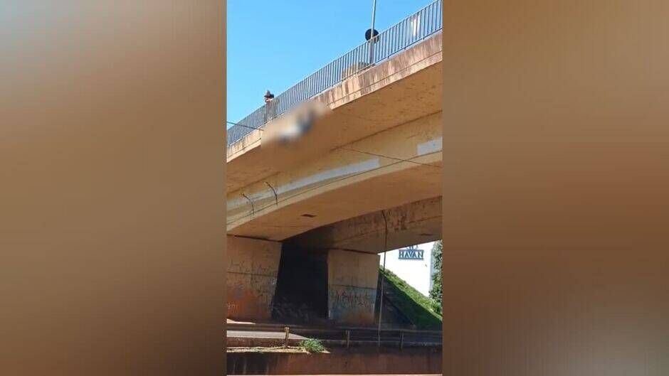 Queda de homem de viaduto foi amortecida por água em córrego (vídeo)
