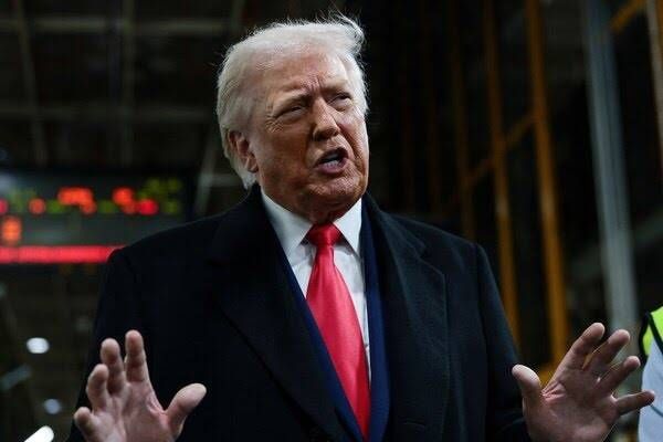 Trump ameaça tomar 'medidas duras' contra o Irã em caso de enforcamento de manifestantes