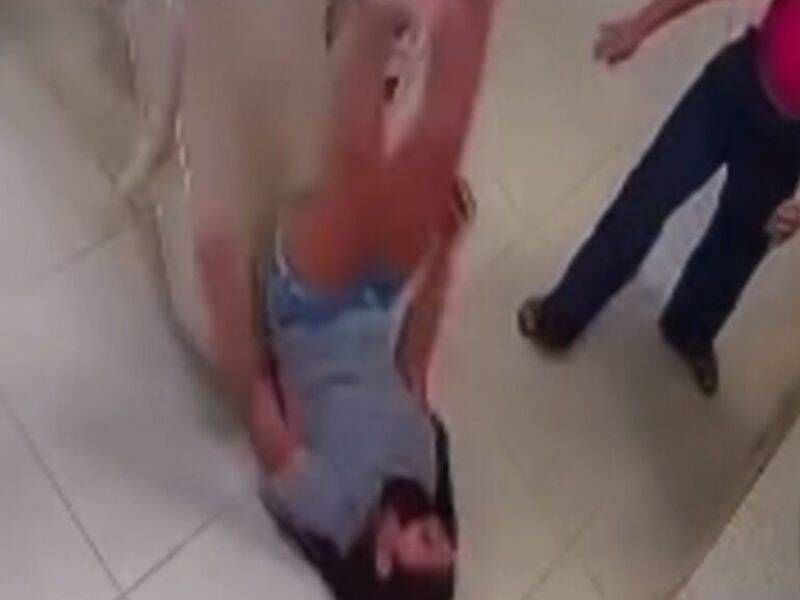 Uma mulher vai à esteticista, se deita do lado errado da maca, cai e a cena viraliza.