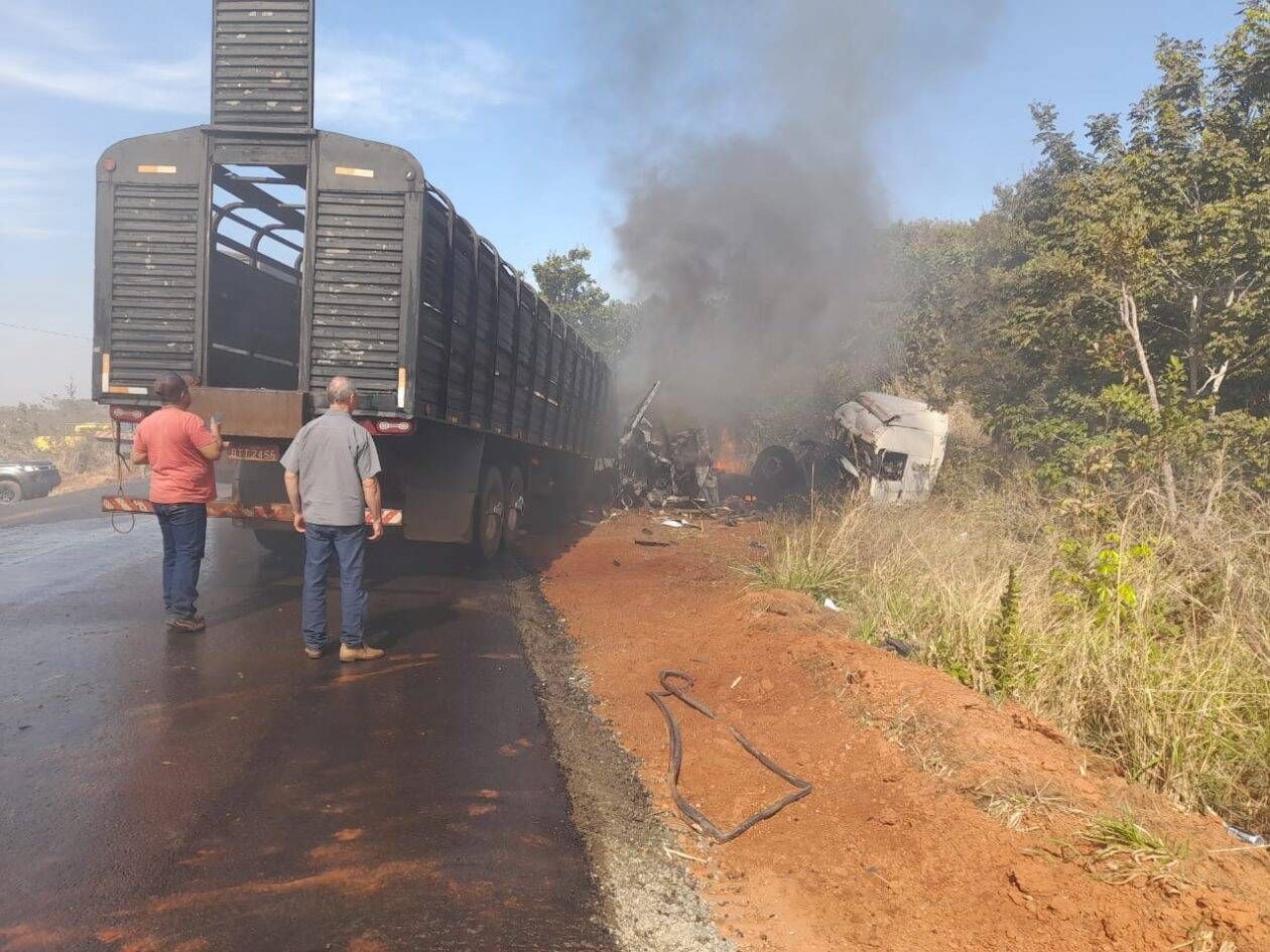 URGENTE! colisão entre caminhões deixa dois mortos em Itumirim (GO). Um corpo ficou carbonizado