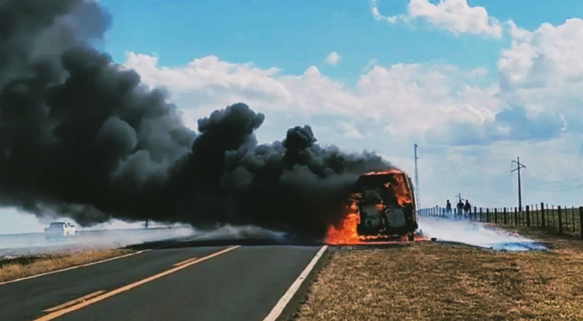 Urgente! Video de Van que transportava medicamentos pega fogo na BR-060, entre Paraíso das Águas e Camapuã, MS