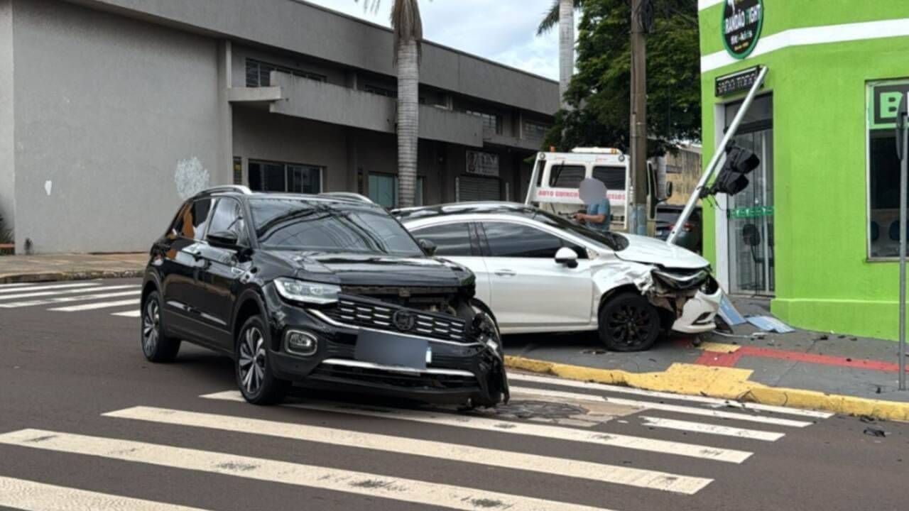 VÍDEO: Carro teria furado sinal e batido em outro no cruzamento da Rui Barbosa