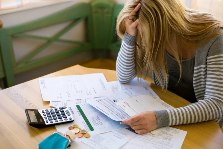 Como organizar suas dívidas por prioridade e quitá-las gastando menos
