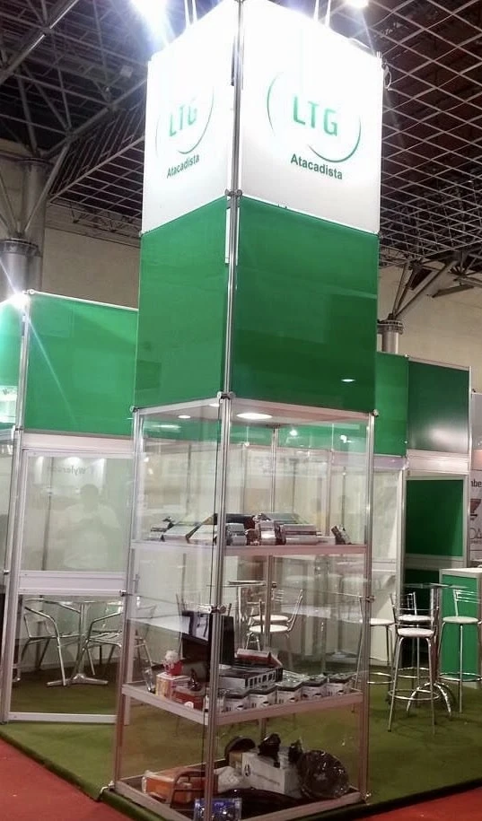 Vitrine 1,00m x 1,00m x 4,40m de altura.