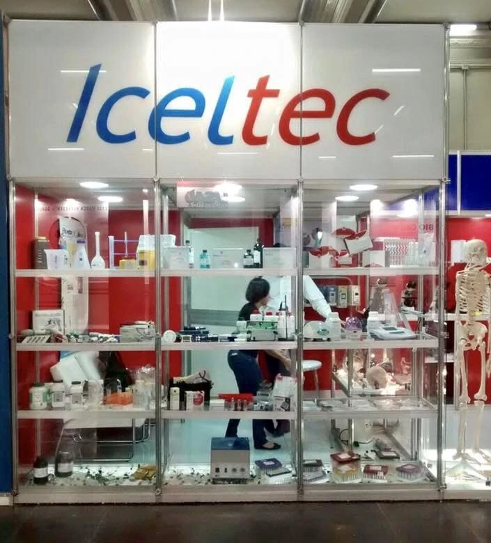 Vitrine 3,00m x 0,50m x 3,30m de altura.